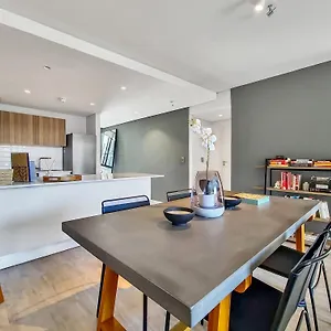Chic, 2 Bed With Mountain Views! Walk To The Waterfront! Cape Town